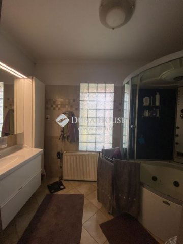 Eladó családi ház, Neszmélyen 74.9 M Ft, 3 szobás