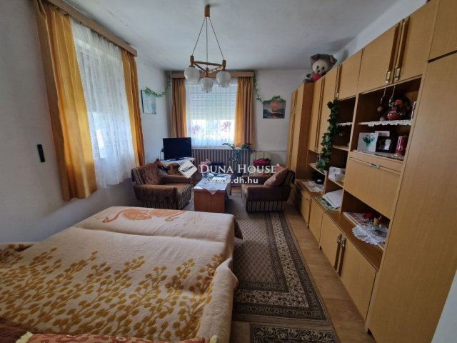 Eladó családi ház, Majson 28 M Ft, 5 szobás