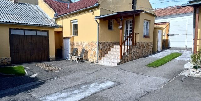 Eladó családi ház, Pécsett 79 M Ft, 5 szobás