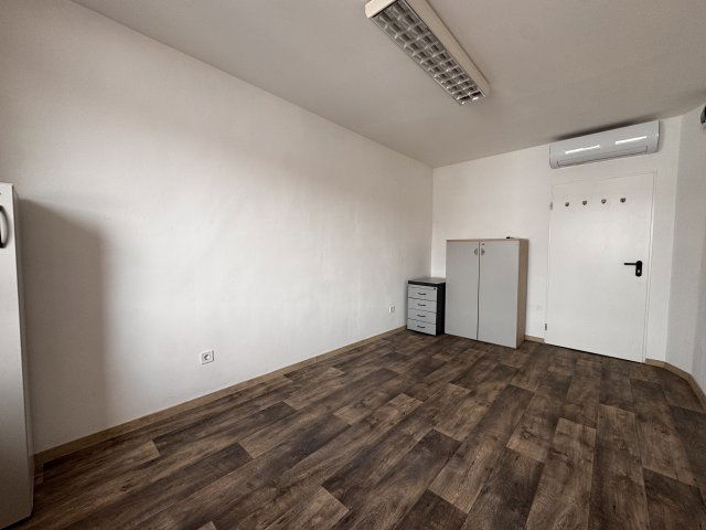 Kiadó iroda, Pécsett, Somogyi Béla utcában 64 E Ft / hó