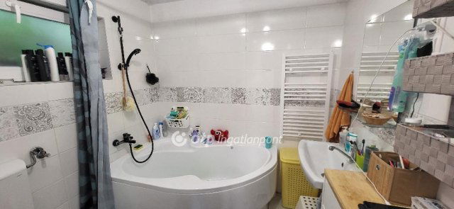 Eladó családi ház, Budakeszin 179.7 M Ft, 9 szobás