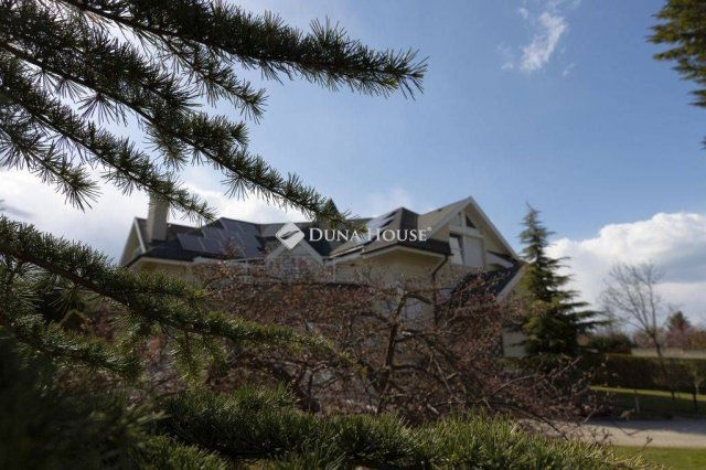 Eladó családi ház, Siófokon 402.74 M Ft, 7 szobás