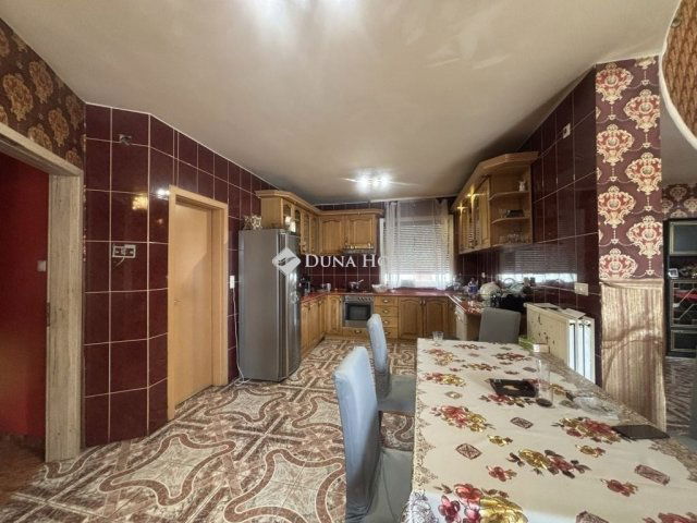 Eladó családi ház, Pécsett 79.9 M Ft, 7 szobás