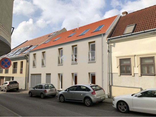 Eladó téglalakás, Pécsett 92 M Ft, 3 szobás