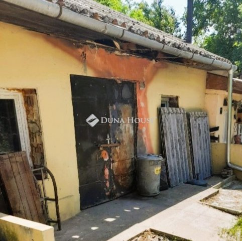 Eladó nyaraló, Esztergomban 3.5 M Ft, 1 szobás