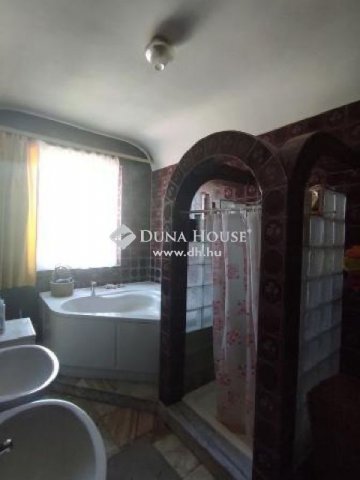 Eladó családi ház, Érden 320 M Ft, 8 szobás