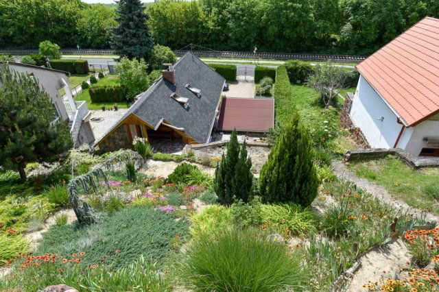 Eladó családi ház, Ábrahámhegyen 124.9 M Ft, 2+2 szobás