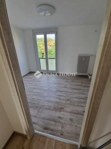 Eladó panellakás, Pécsett 57.9 M Ft, 2 szobás