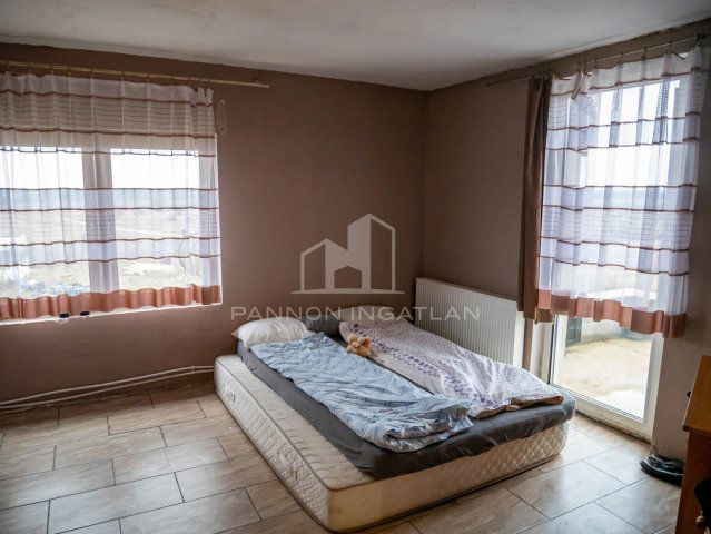 Eladó családi ház, Veszprémben 20 M Ft, 2 szobás