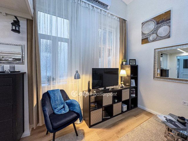 Eladó téglalakás, Budapesten, VI. kerületben 63.9 M Ft, 1 szobás