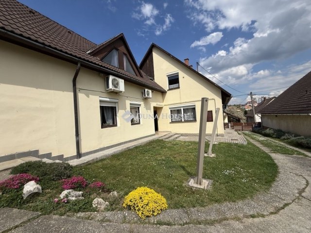 Eladó családi ház, Pécsett 139 M Ft, 10 szobás