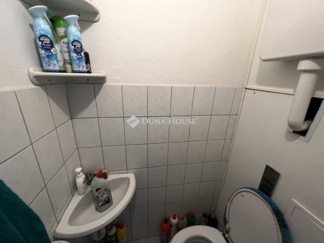 Eladó panellakás, Veszprémben 63.999 M Ft, 4 szobás
