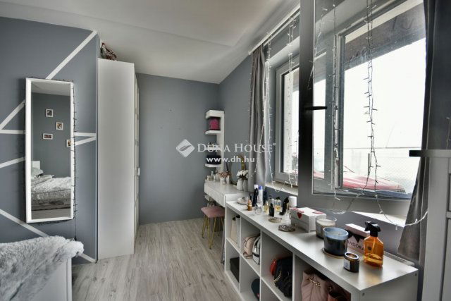 Eladó családi ház, Budakalászon 290 M Ft, 8 szobás