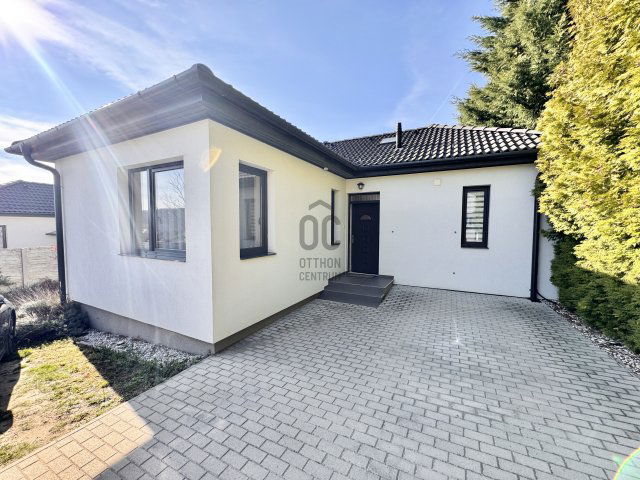 Eladó családi ház, Győrújbaráton 99 M Ft, 4 szobás