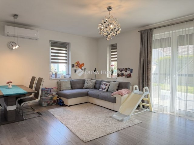 Eladó ikerház, Gödön 149.9 M Ft, 3 szobás