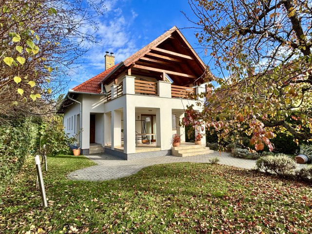 Eladó családi ház, Balatonfüreden 239.9 M Ft, 6 szobás