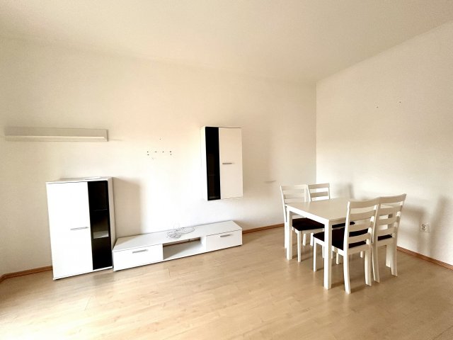 Kiadó téglalakás, albérlet, Komáromban 200 E Ft / hó, 2 szobás