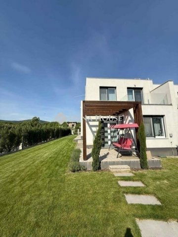 Eladó ikerház, Vácon 159 M Ft, 5 szobás / költözzbe.hu
