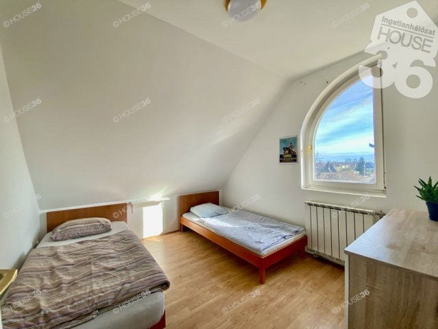 Kiadó ikerház, albérlet, Kecskeméten 2200 E Ft / hó, 10 szobás