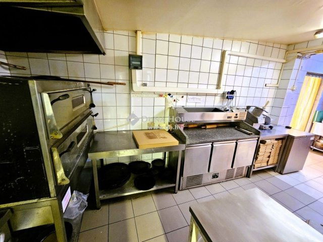 Eladó családi ház, Pilisvörösváron 240 M Ft, 8 szobás