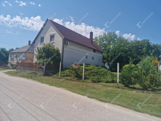 Eladó családi ház, Ászáron 64.9 M Ft, 5 szobás