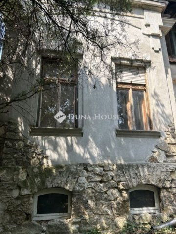 Eladó családi ház, Pécsett 499 M Ft, 1 szobás