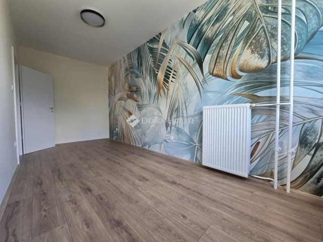 Eladó panellakás, Pécsett 47.9 M Ft, 3 szobás
