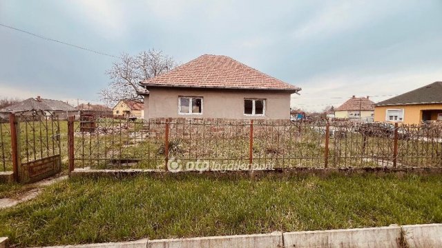 Eladó családi ház, Mezőkeresztesen 12 M Ft, 2 szobás