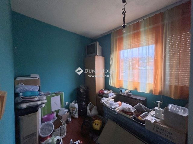 Eladó téglalakás, Zalaegerszegen 28 M Ft, 3 szobás