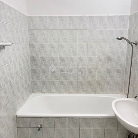 Eladó panellakás, Pécsett 41.99 M Ft, 3 szobás