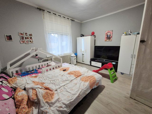 Eladó családi ház, Dunaharasztin 89.9 M Ft, 8 szobás