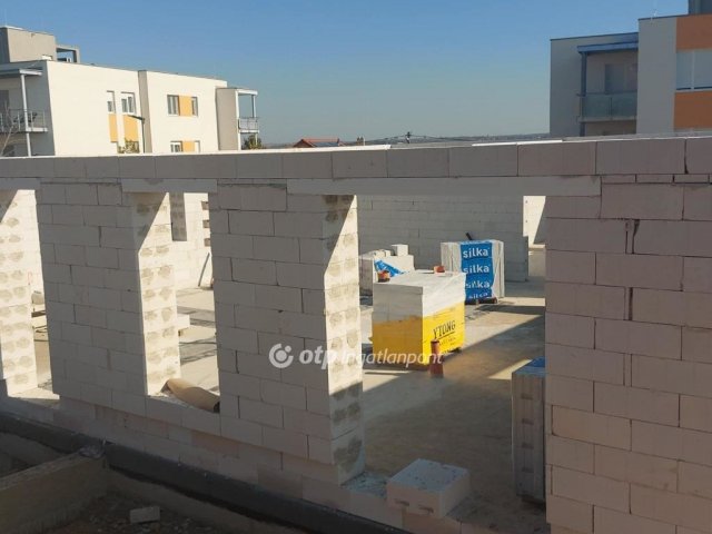 Eladó téglalakás, Pécsett 57.879 M Ft, 2 szobás