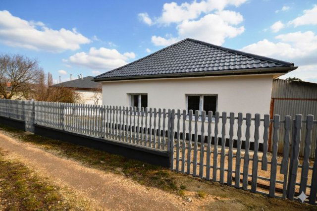 Eladó családi ház, Ercsiben 49.9 M Ft, 2+1 szobás