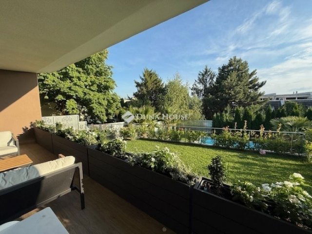 Eladó téglalakás, Pécsett 175 M Ft, 4 szobás