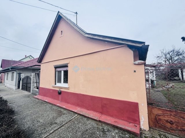 Eladó családi ház, Dunaföldváron 21 M Ft, 2 szobás