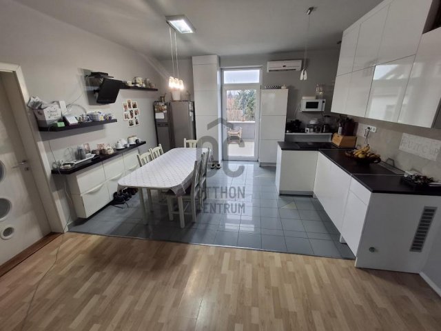 Eladó családi ház, Cegléden 118 M Ft, 4 szobás