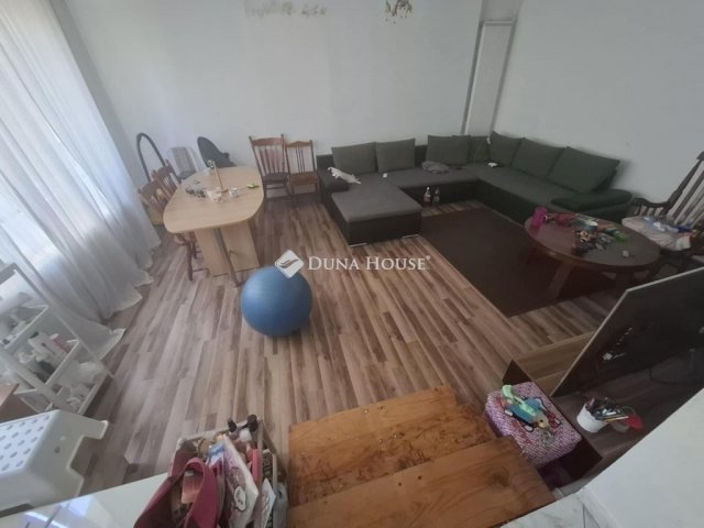 Eladó családi ház, Úrin 74.9 M Ft, 6 szobás