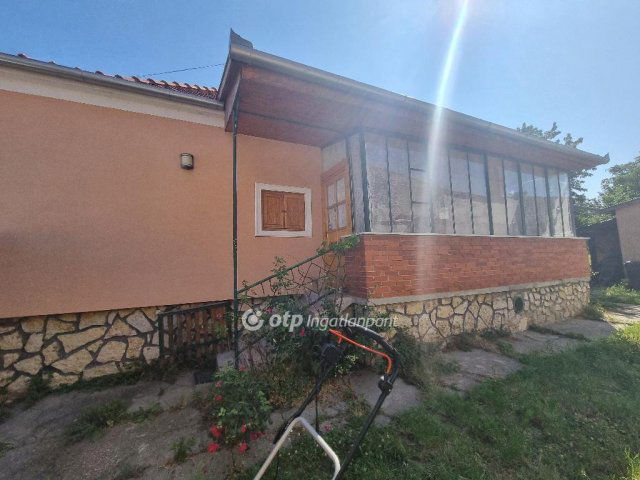 Eladó családi ház, Pápán 49.99 M Ft, 2+1 szobás