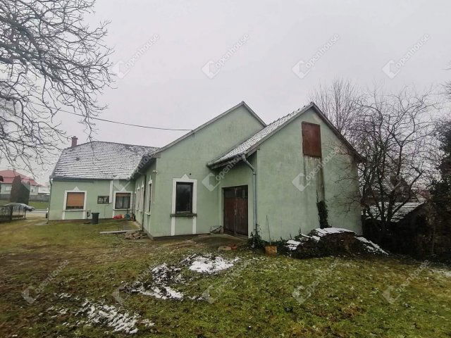 Eladó családi ház, Pacsán 74.9 M Ft, 10 szobás