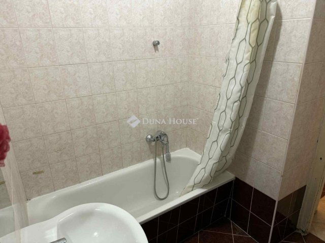 Eladó téglalakás, Pécsett 48 M Ft, 2 szobás