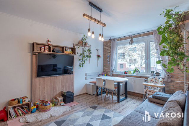 Eladó panellakás, Szegeden 71.75 M Ft, 4 szobás