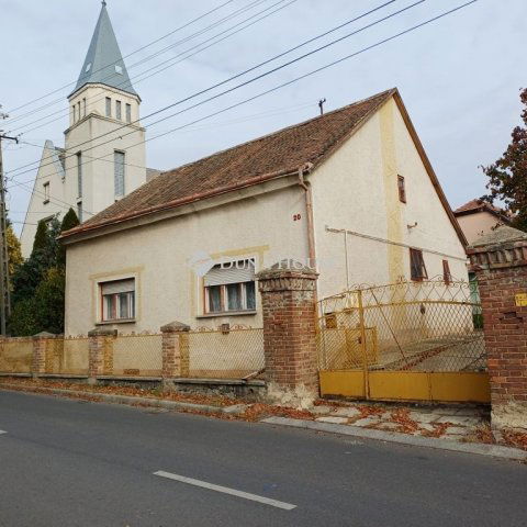 Eladó családi ház, Pécsett 39 M Ft, 3 szobás