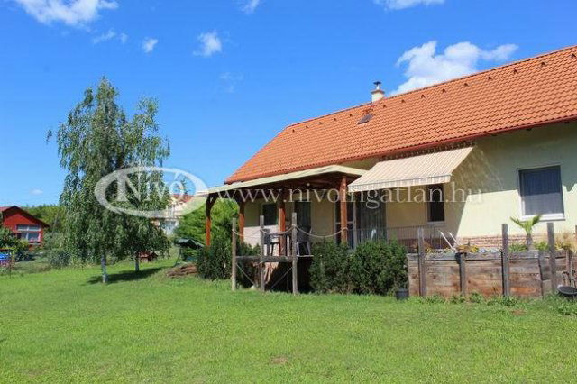 Eladó családi ház, Csopakon 119.9 M Ft, 2 szobás