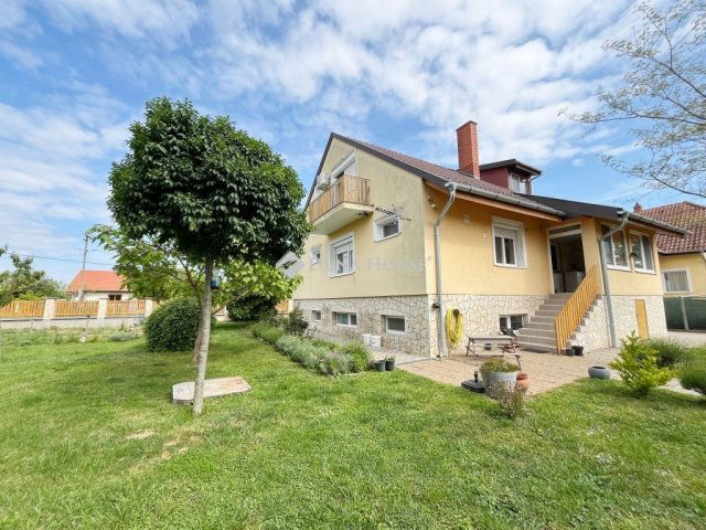 Eladó családi ház, Rumon 74.6 M Ft, 5 szobás