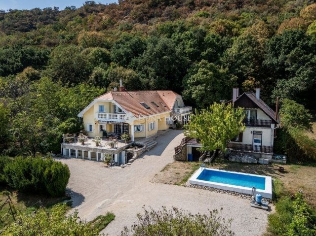 Eladó családi ház, Csákváron 235 M Ft, 7 szobás