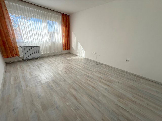 Eladó panellakás, Komlón 23.9 M Ft, 1+1 szobás