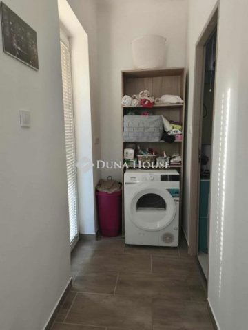 Eladó családi ház, Pécsett 64.9 M Ft, 3 szobás