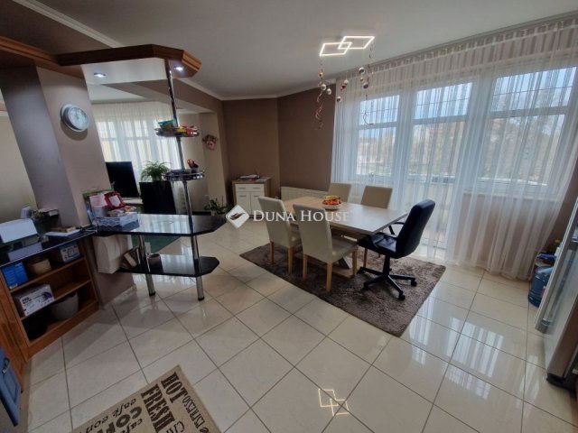 Eladó téglalakás, Baján 65 M Ft, 5 szobás