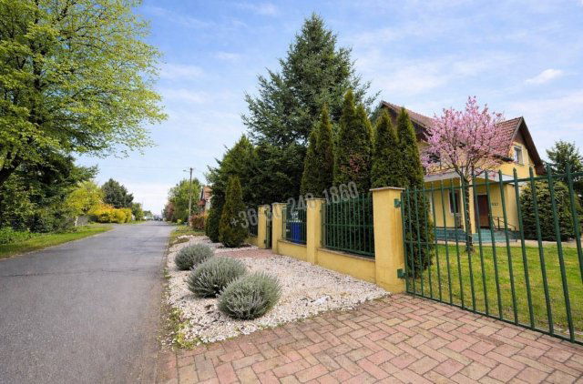 Eladó családi ház, Nyíregyházán 92 M Ft, 3+2 szobás