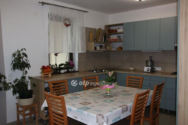 Eladó családi ház, Makláron 95 M Ft, 4+2 szobás
